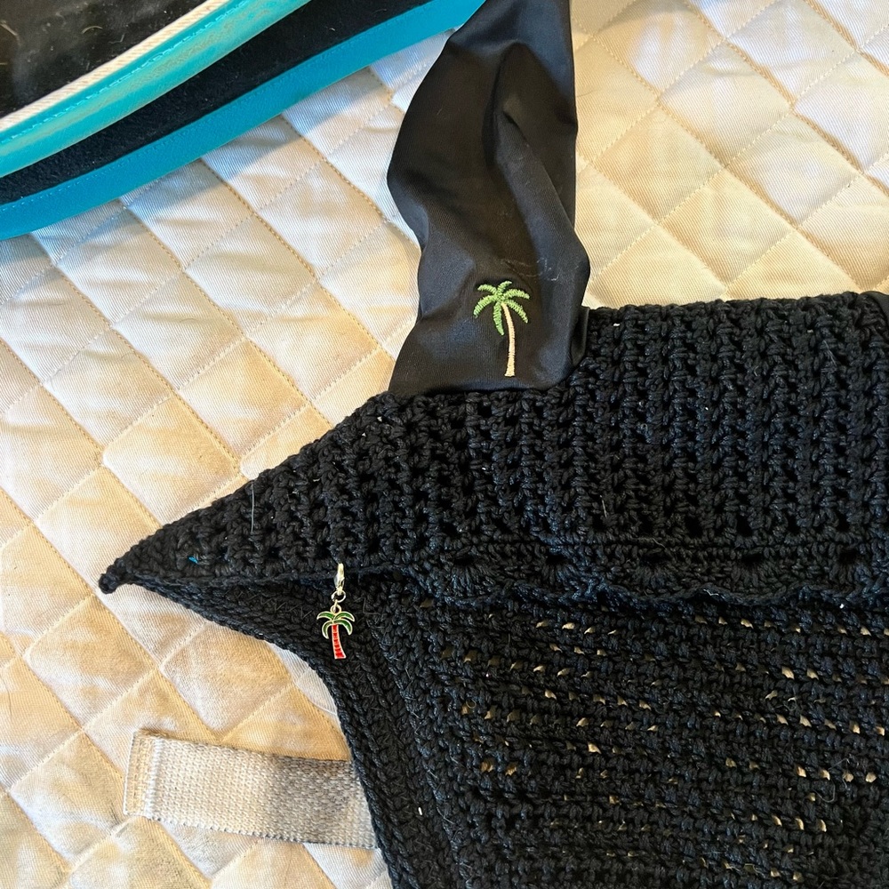 Ogilvy and Equstar matching horse saddle pads and bonnet - Picture 7 of 10